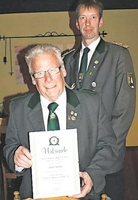 Vorsitzender Detlef Brandt (hinten) wurde für 25-jährige Mitgliedschaft und Paul Färber für 50-jährige Mitgliedschaft geehrt. Foto: Jäger 