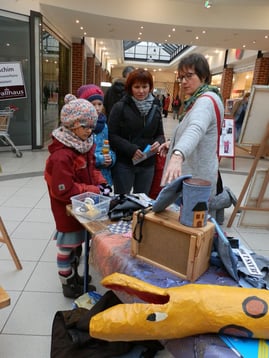 Marion Kienzle mit interessierten Besuchern