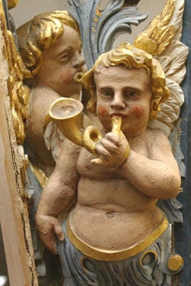 musizierende Putten am Orgelprospekt