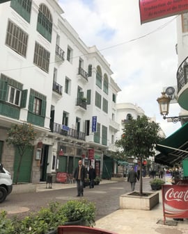 テトワン新市街。白と緑色の建物、とてもオシャレな街です♡