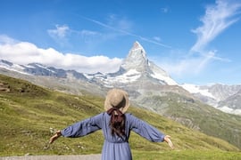 マッターホルンを眺める女性