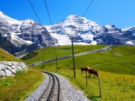 スイスの登山列車から眺めるアルプス