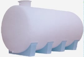 depósito poliéster horizontal con cunas de apoyo