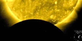 Partielle Sonnenfinsternis vom 17.02.2007, die von der Erde aus nicht gesehen werden konnte (Bildquelle: NASA, Hinode)