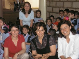 Maritta Frem , la directrice fondatrice (centre), Christiane Khlat du Bureau Directeur (droite).