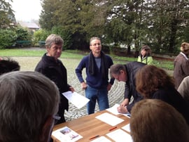 Ueli Steiner (links) und Daniel Tanner vom Petitionskomitee sammeln Unterschriften