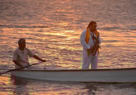 Bolero van Ravel saxofonist, 10 jaar elke dag bij zonsondergang!