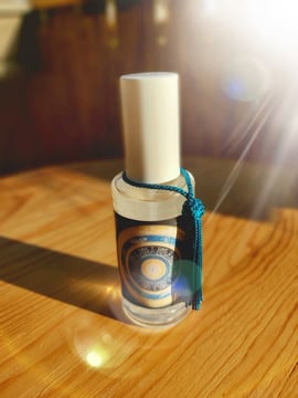 Essenzfläschchen auf Tisch stehend mit Sonneneinstrahlung, www.passion-of-nature.ch