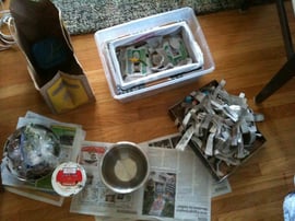 "Zutaten" für meinen Wurmkompost: Zeitungspapier, Wasser Würmer (im Joghurtbecher), Küchenabfälle