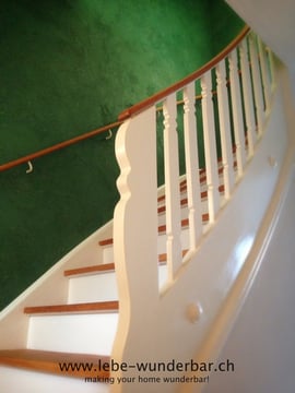 Wunderbarer Treppenaufgang mit Kalktechnik, geöltem Holz & abgesetzte Stufen #spachteltechnik #kalk #wandgestaltung #vintage #handarbeit #farrowandball #treppe #wunderbar #lebewunderbar #zurich