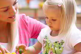 Symbolbild: Lehrerin und Mädchen