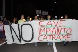 Fiaccolata davanti all'impianto