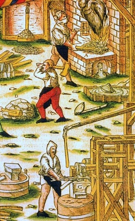 Die Verarbeitung von Eisenerz in einem Hammerwerk. Darstellung aus dem Werk "De re metallica libri XII. aus dem Jahre 1556. 