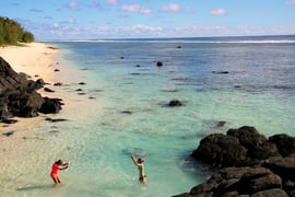 Mutter und Tochter im glasklaren Wasser im Südpazifik