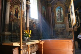 Wnętrze cerkwi Opieki Matki Bożej w Hańczowej Obraz znajdujący się w tym bocznym ołtarzu znajduje się również w prawym dolnym rogu ikonostasu.