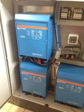 Foto 3 x 5 kva Leistung mit einer Spitzenleistung von 30 KVAund 15 KVA normal.