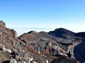 世界遺産・富士山への入山料導入に向けては、多くの課題が残されている　Photo by Banzai Hiroaki