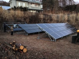 長野県小諸市・小諸エコビレッジ内の市民共同発電所。建設工事には市民自らが参加