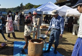 参加者による餅つき体験も大人気。杵を振り下ろすたびに、周囲から歓声があがった