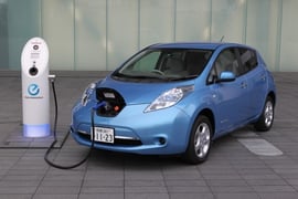 日産リーフと急速充電器