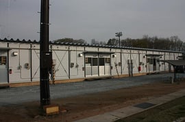 福島県新地町の軽量鉄骨プレハブ仮設住宅。積雪量は新潟ほどではないが、海風が強い東北沿岸部では、結露対策のほかに、玄関に風除室を設置するなどの防風対策も必要。（2011年4月30日撮影／長岡技術科学大学　木村悟隆准教授より提供）