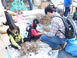 親子で大豆の殻むき体験中。もちろん持って帰ることができます
