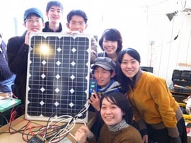 太陽光発電システム完成後にみんなでパシャリ！