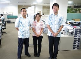 沖縄では、かりゆしウェアは夏の正装として定着している（左が仲宗根センター長）