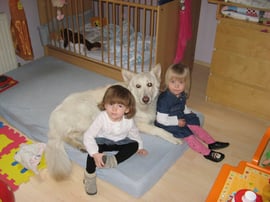 Dinja mit ihren Mädchen  Magdalena und Lea