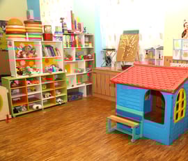 Spielbereich mit Büchern und Stofftieren