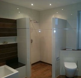 Bild: Barrierefreie Dusche mit Deckenbeleuchtung