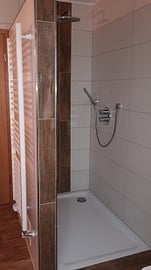 Bild: Barrierefreie Dusche mit Duschwanne