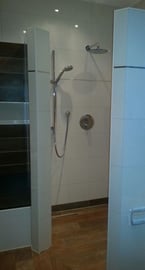 Bild: Barrierefreie Dusche mit Wasserfallbrause