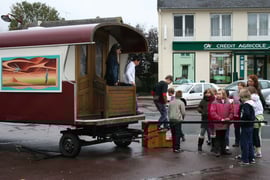 Les enfants des écoles sont venus visiter la roulotte