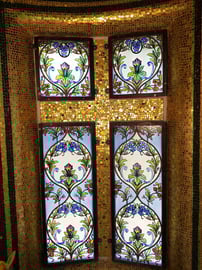 Croce dorata, 2015, mosaico con tessere d'oro. Cappella Pagani, Torre - CH