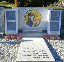 Madonna di Dafne (riprodotta dall'originale), 2012, mosaico in vetri e marmi, 65 cm. Cimitero di Rivera - Monteceneri - CH