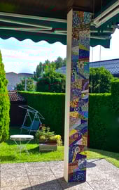 Sinfonia, 2017, colonna a mosaico con vetri, marmi e ceramica, 34 x 300 cm. Casa privata - Stabio - CH