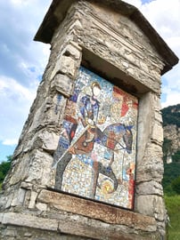 Il cavaliere generoso, 2024, mosaico, 98 x 142 cm. Cappella in zona San Martino, Mendrisio CH