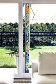 La colonna della gioia, 2010, mosaico in vetro e pietre naturali, 10 x 205 cm. Casa privata, Morbio Inferiore - CH