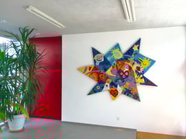 La stella dell'amicizia, 2017, mosaico con vetri, marmi e ceramica, 220 x 140 cm. Realizzato partendo dai disegni dei bambini dell'asilo di Gravesano - CH