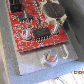 白ペンで「J」の文字