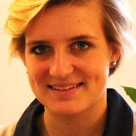 Vorher: Franzi kommt mit verfärbten Haaren und einem langweiligen Haarschnitt und fühlt sich unwohl mit ihtrem Aussehen!