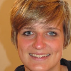 Veränderung: Das Einfärben naturfarbener Strähnen  verleiht dem Haar einen  natürlichen Blondton. Der Schnitt betont ihr super Aussehen!