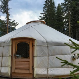 die Jurte liegt versteckt im Wald