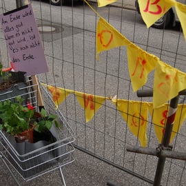 Pflanzen im Einkaufswagen ausgesetzt