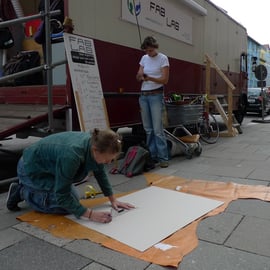Amelie überträgt das Schnittmuster für die Pflanztaschen auf Pappe
