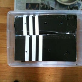 Deckel oben drauf zum Abdecken. Deckel und Zeitungspapier dienen als Schutz vor Licht, Austrocknen und um Fliegen daran zu hindern, Eier auf den Küchenabfällen abzulegen.