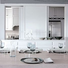 Elegante table dressée par la maitresse de maison