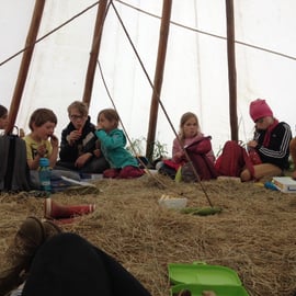 Mittagspause und Erzählrunde im Tipi