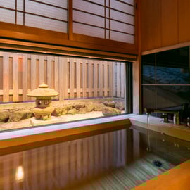 祇園の古代檜風呂夜